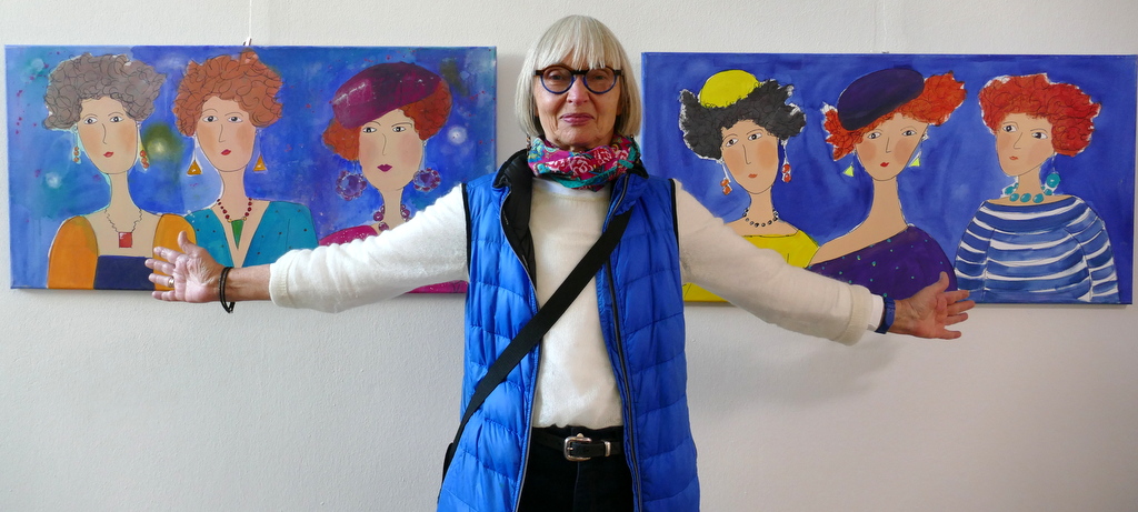 Die Künstlerin Gaby Köhler mit ihren gemalten Weibsbildern.
